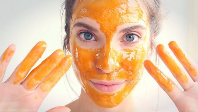 The honey-based mask rejuvenates and nourishes the facial skin