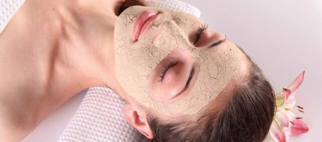 The yeast mask tightens the facial skin and gives it tone